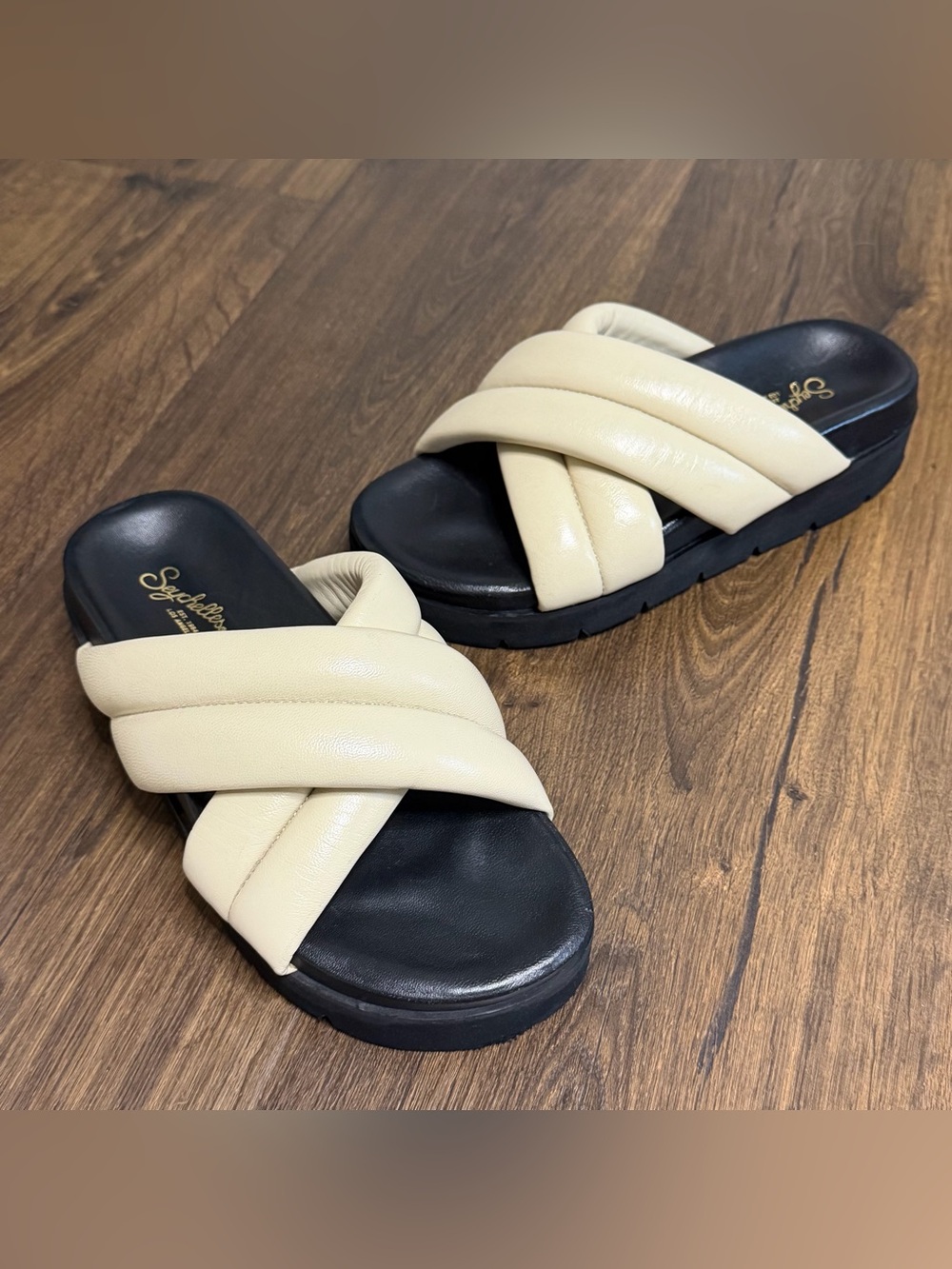 Seychelles Driving Force sandals featuring ivory puff leather straps size 6